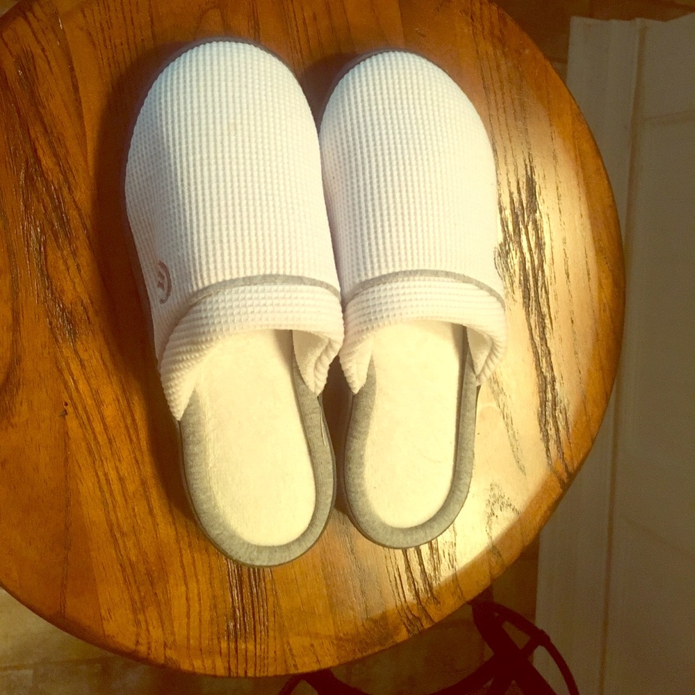 Isotoner slippers never worn